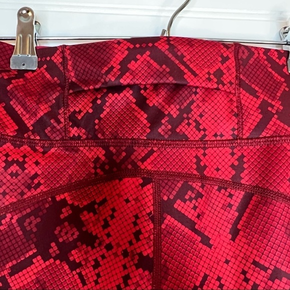 Lululemon Vent It Out Crop Mini Ziggy Snake Red Tide Cranberry / Cranberry Sz 4 - Picture 3 of 13